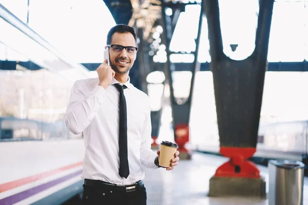 Caucaisan Businessman White Shirt Holding Takeaway Cup Coffee Smiling Positive — Stockfoto