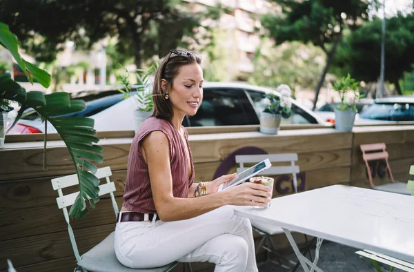 Uśmiechnięta Piękna Influencer Kobieta Ubrana Modne Nosić Sprawdzanie Poczty Wiadomości — Zdjęcie stockowe