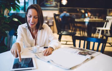 Neşeli bayan müşteri ekranına dokunuyor e-posta mesajlarını kontrol ediyor ve gülüyor, neşeli blogcu dijital tableti kullanarak yeni gazete ile çevrimiçi ağ kuruyor.