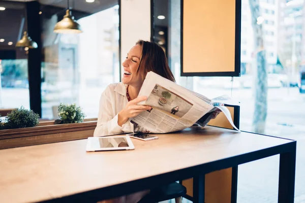 Alegre Cliente Femenino Pasar Tiempo Para Leer Noticias Frescas Diarias —  Fotos de Stock