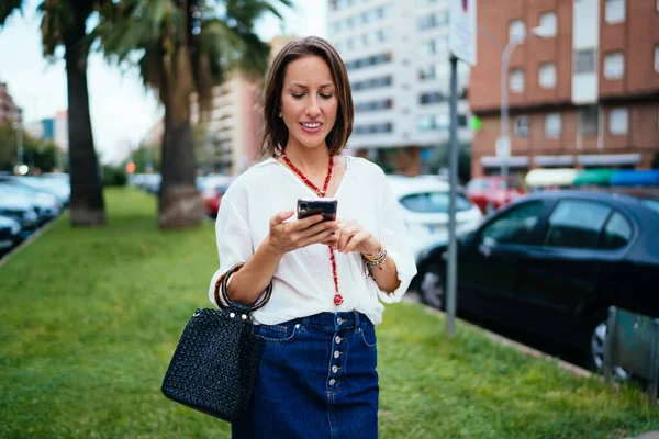 Hermosa Blogger Usando Gadget Teléfonos Inteligentes Para Mensajería Con Seguidores — Foto de Stock