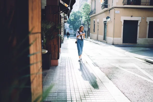 Mooie Trendy Gekleed Vrouw Lopen Straat Met Mobiele Telefoon Het — Stockfoto