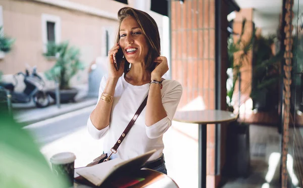 Sonriente Mujer Caucásica Ropa Casual Teniendo Conversación Teléfono Móvil Sentado — Foto de Stock