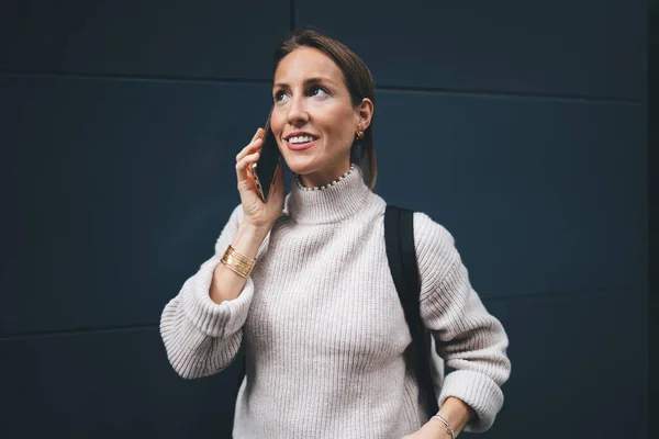 Okouzlující Žena Turista Pomocí Mobilního Telefonu Gadget Pro Vedení Konzultační — Stock fotografie