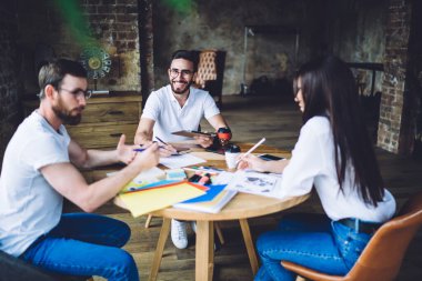 Sınav hazırlıkları sırasında kameraya gülümseyen neşeli Türk öğrencinin portresi, arkadaş canlısı üniversite arkadaşlarıyla fikirleri tartışan bir grup mutlu ve zeki insan.