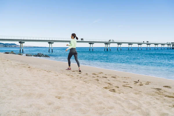 Vastberaden Vrouw Actieve Kleding Hardlopen Aan Kust Trainingskracht Vitaliteit Een — Stockfoto