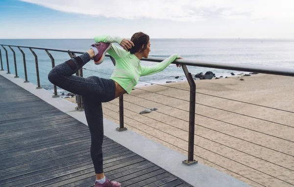 Side View Van Actieve Vrouw Sportkleding Sneakers Doen Yoga Oefening — Stockfoto
