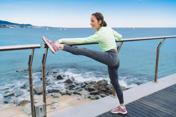 Sterke Vrouwelijke Trainer Met Slank Atletisch Lichaam Stretching Spieren Tijdens — Stockfoto
