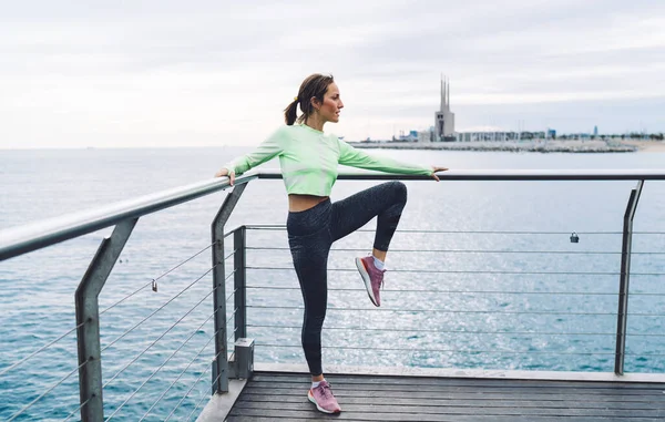 Vue Latérale Femelle Adulte Concentrée Dans Les Leggings Sport Crop — Photo