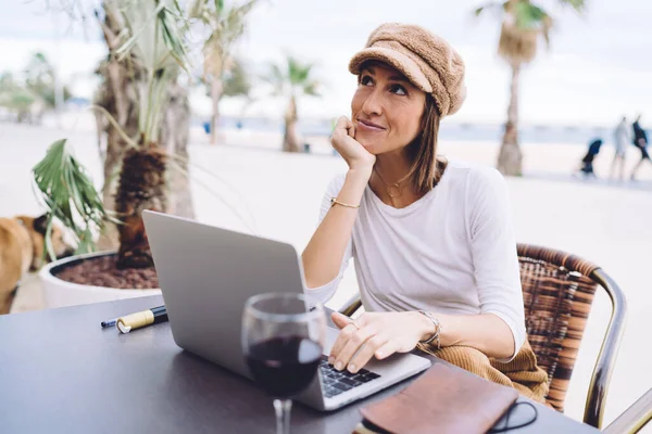 유행하는 여성은 컴퓨터를 네트워크에서 일하는 Vlog 아이디어에 고민하고 디지털 유목민은 — 스톡 사진