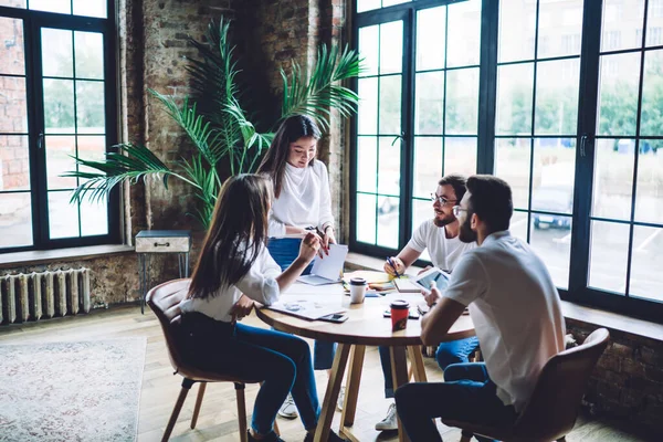 Grupo Estudiantes Multiculturales Discutiendo Proyecto Escolar Durante Cooperación Conjunta Coworking — Foto de Stock