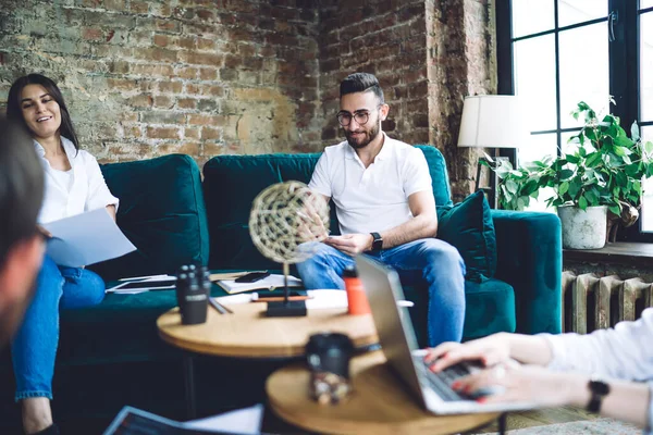 Bin yıllık erkek ve kadın öğrencilerden oluşan bir grup, birlikte çalışma, yetenekli bilişim uzmanları ve netbook teknolojisiyle öğrenme konusunda işbirliği içinde olan bir dizüstü bilgisayar uygulaması yaratma konusunda fikir alışverişinde bulunuyor.