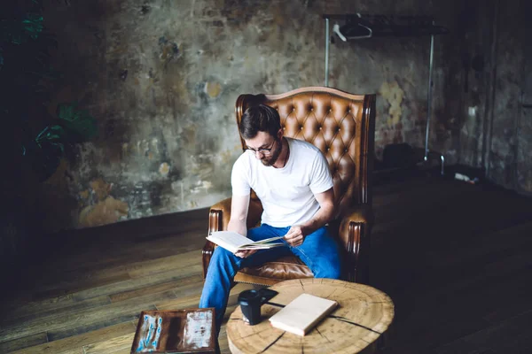 Hombre Barbudo Serio Ropa Casual Gafas Lectura Libro Mientras Está — Foto de Stock