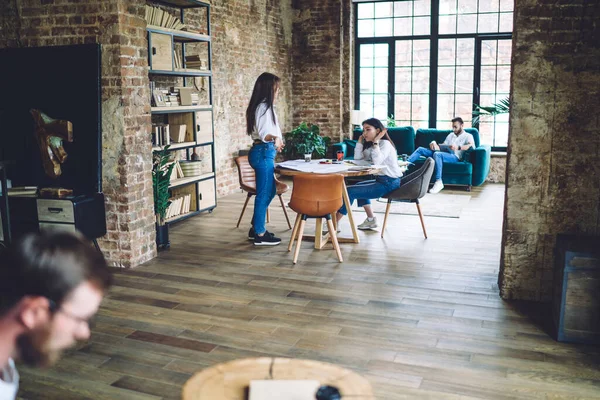 Enfoque Selectivo Las Arquitectas Profesionales Concentradas Proceso Trabajo Diseño Sentadas —  Fotos de Stock