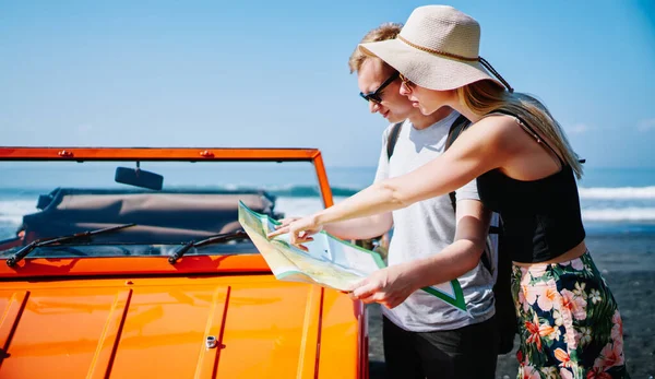 Side View Young Couple Stopped Beach Sea While Standing Car — Fotografia de Stock