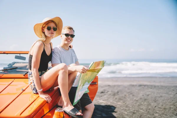 Jeune Femme Homme Souriant Vêtements Décontractés Lunettes Soleil Regardant Caméra — Photo