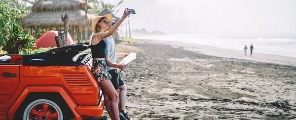 Side View Young Couple Standing Car Looking Smartphone Camera While — Stock Photo, Image