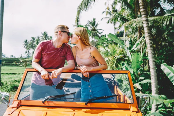 Young Female Male Traveling Open Car While Kissing Summer Sunny — Foto Stock