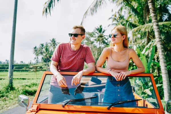 Jeune Couple Debout Voiture Ouverte Tout Voyageant Dans Une Journée — Photo