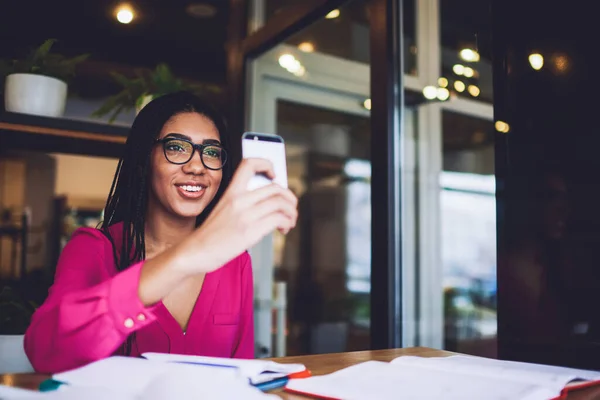Spokojeni Černošky Studentka Copánky Ležérní Oblečení Brýle Pomocí Smartphone Pro — Stock fotografie