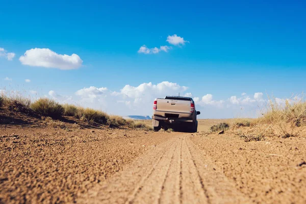 Desde Abajo Conducción Automóviles Vacío Fuera Carretera Dejando Huellas Neumáticos — Foto de Stock