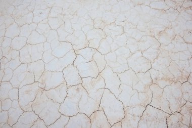 Ustyurt Doğa Koruma Alanı 'nda gündüz vakti düzensiz ve soyut şekilli çatlak oluşumunun yüzeyinden.