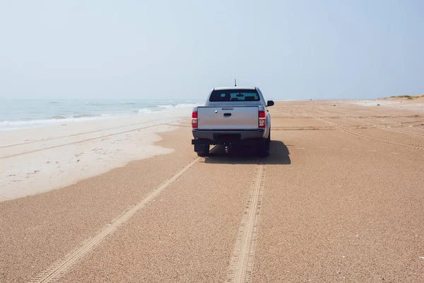 Modern Suv Parked Empty Sandy Beach Sea Tire Tracks Driving — Stockfoto