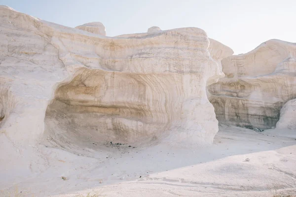 カザフスタンの白い焦げ砂の土地に大きな山と岩の砂漠の地形の絵の風景の高さから Ustyult自然保護区 — ストック写真