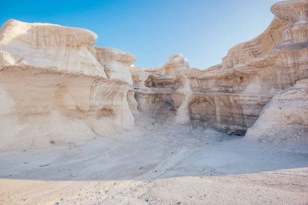 晴れた夏の日に雲のない青空の下で砂漠の谷に位置する乾燥した砂岩の形成と岩の峡谷の絵のような景色 — ストック写真