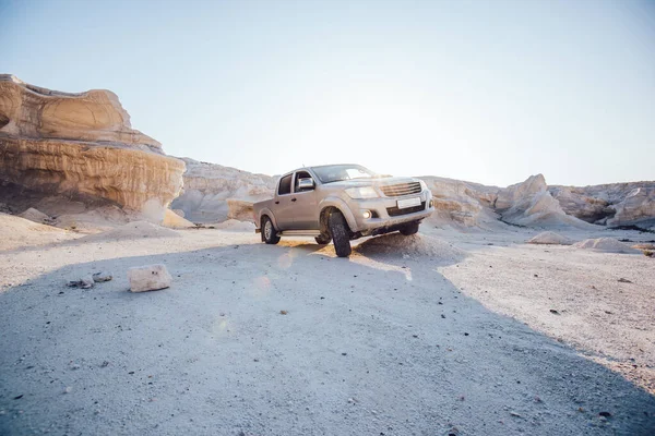 Όχημα Σταθμευμένο Ξηρό Σκονισμένο Έρημο Βραχώδεις Σχηματισμούς Που Καλύπτονται Άμμο — Φωτογραφία Αρχείου