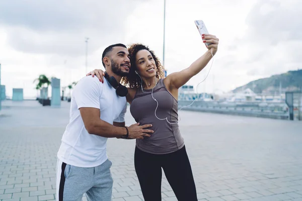 Young Dark Skinned Woman Man Runners Having Break Outdoors Posing — стоковое фото