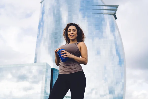 Half Length Portrait Curly Dark Skinned Woman Active Wear Earphones — Stock Photo, Image