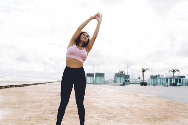 Młoda Muskularna Kobieta Aktywnym Stylu Życia Robi Ćwiczenia Rozgrzewające Mięśnie — Zdjęcie stockowe