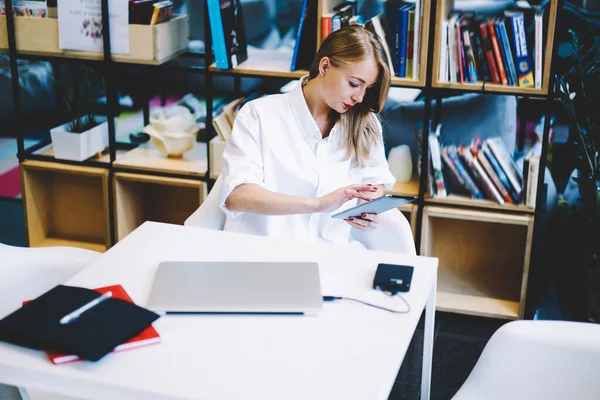 Junge Arbeiterin Mit Langen Haaren Weißem Freizeitoutfit Sitzt Tisch Und — Stockfoto