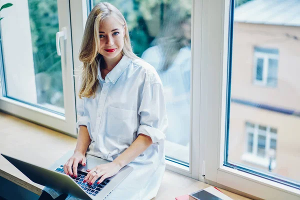 Female Freelancer Sitting Windowsill Using Laptop Remote Work While Looking — Stock Photo, Image