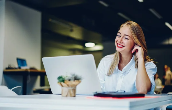Happy Remote Worker Wearing Casual White Shirt Red Lipstick Sitting — Stockfoto