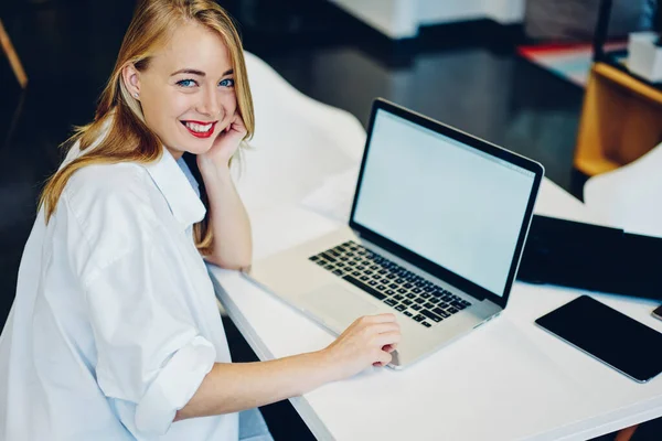 Arriba Hembra Alegre Con Sonrisa Dientes Mano Mejilla Sentado Mesa —  Fotos de Stock