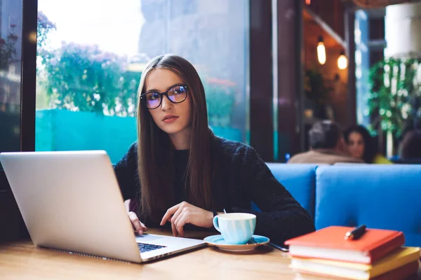 Jonge Geconcentreerde Vrouwelijke Freelancer Met Oogkledij Die Weg Kijkt Zittend — Stockfoto