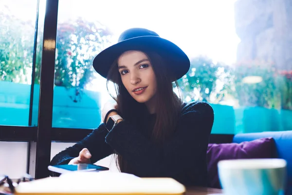 Young Glad Female Casual Outfit Looking Camera Sitting Table Window — Stockfoto