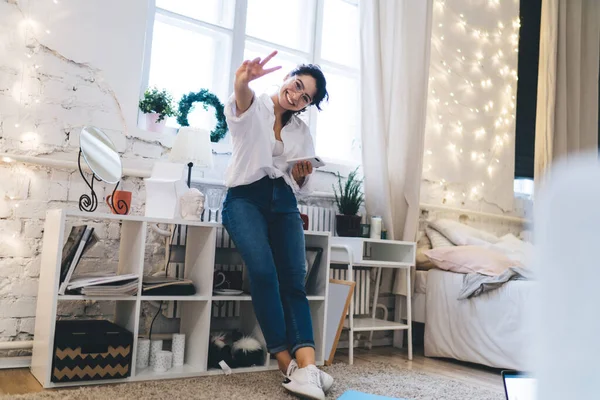 Full Body Cheerful Female Tilted Head Standing Shelves Crossed Legs — Fotografia de Stock