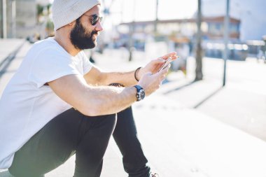 Kötü alışkanlıklardan kurtulmak için internet ipuçlarıyla el gezen nikotin sigaralı Ortadoğulu erkek turist, güneş gözlüklü Türk sigara tiryakisi e-posta mesajı aldı ve metin yazdı