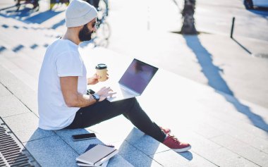 Kentsel çalışmalar sırasında veri kodunu geliştirmek için serbest çalışan Türk erkek yazıcı, modern dizüstü bilgisayarda online rezervasyon ve bankacılık uygulaması yapan yetenekli adam