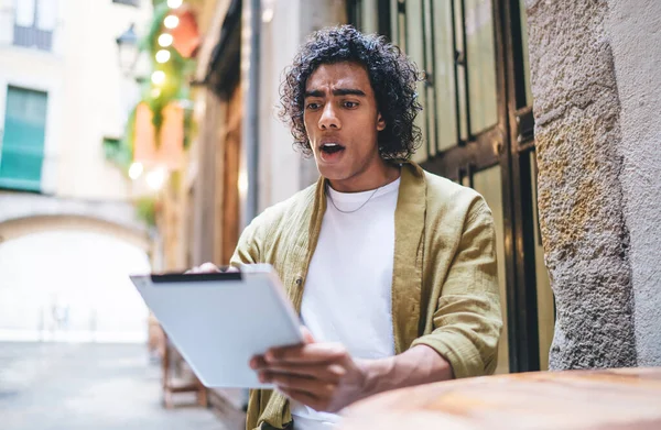 Emotional Curly Hipster Guy Surprised News Social Networks Browsing Digital — Stockfoto