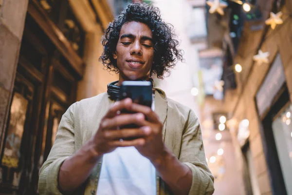 Hombre Joven Guapo Con Pelo Rizado Usando Teléfono Móvil Para — Foto de Stock