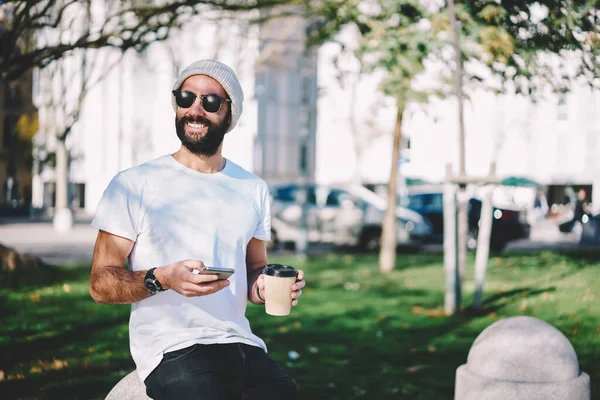 Veselý Muž Uživatel Kávou Jít Smartphone Technologie Rukou Úsměvem Během — Stock fotografie