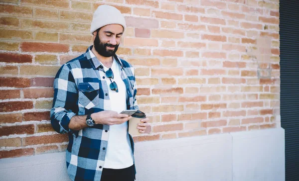 Trendy Dressed Male Blogger Connecting Browsing Wireless Web Page Leisure — Stock Photo, Image