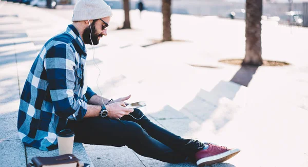 Middle Eastern Male Blogger Connecting Internet Installing Media App Modern — Foto Stock