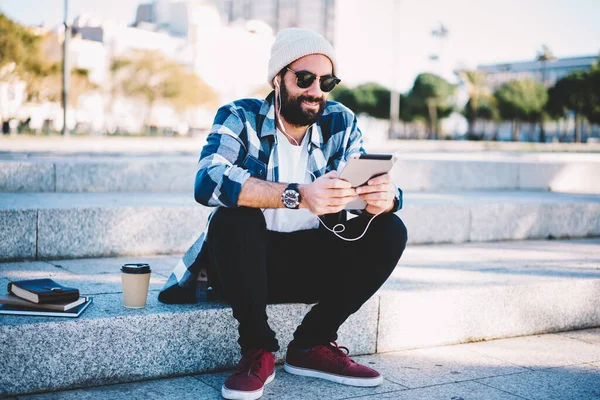 Bearded Male Blogger Dressed Stylish Clothing Spending Leisure Time Urban — стоковое фото