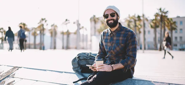 Portré Vidám Hipster Blogger Mosolyog Kamera Utazás Közben Élvezi Kávészünet — Stock Fotó