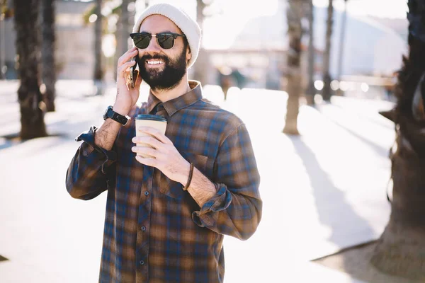 Cheerful Hipster Guy Sunglasses Enjoying Call Conversation International Vacations Happy — Stock Photo, Image
